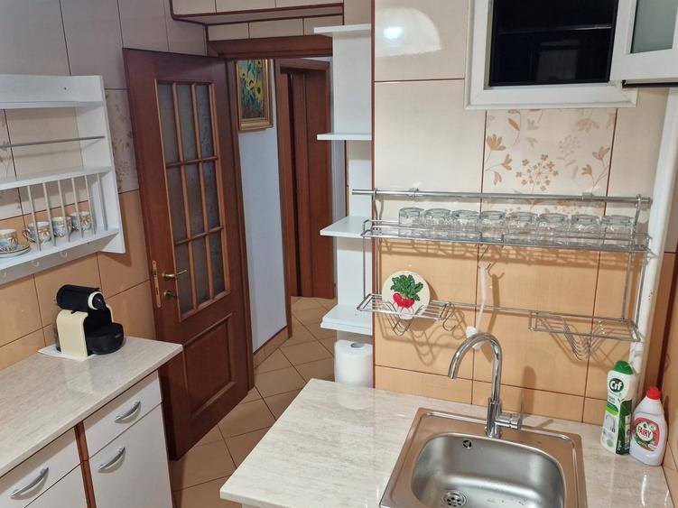 Apartament cu 3 camere semidecomandat în Floreasca