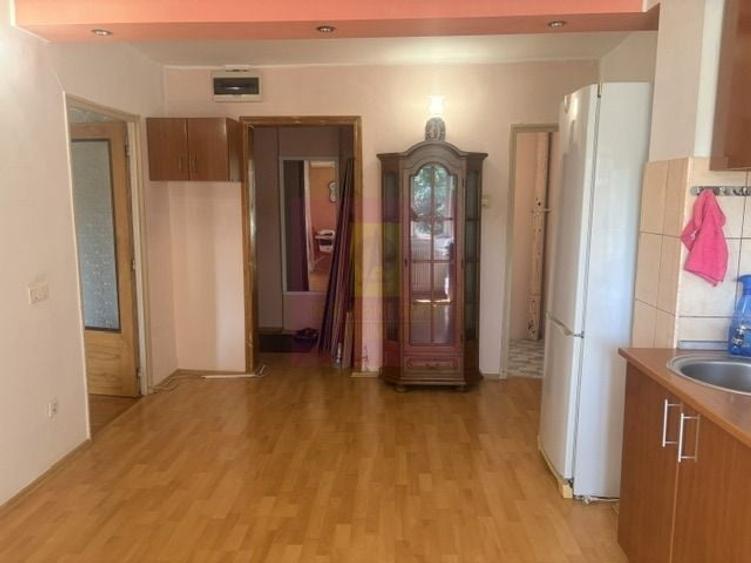 Apartament cu 3 camere decomandat în Drumul Sării