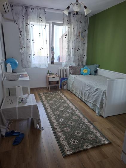 Apartament cu 4 camere decomandat în Titan