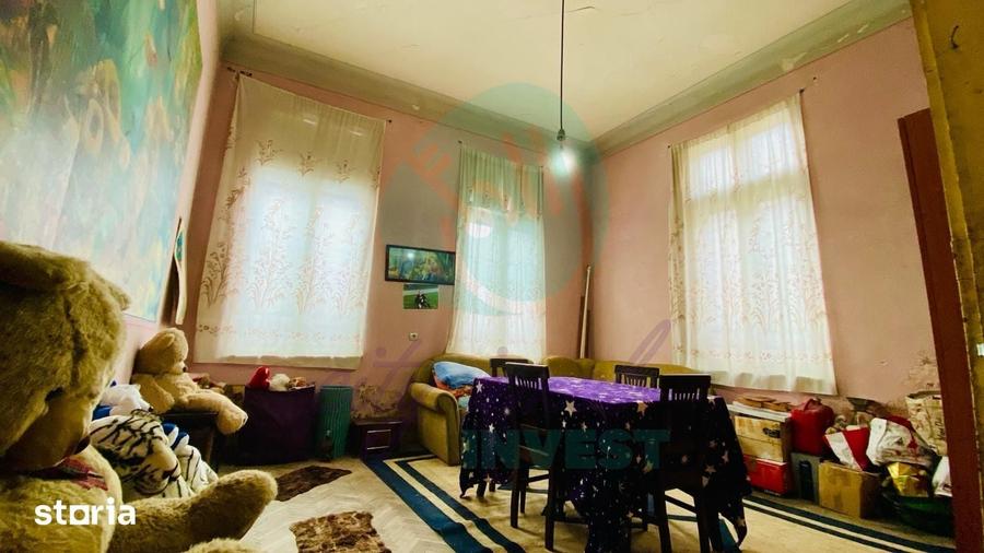 Casă cu 10 camere cu Teren 250 Mp în Timpuri Noi