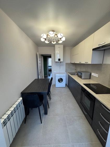 Apartament cu 3 camere decomandat în Florilor