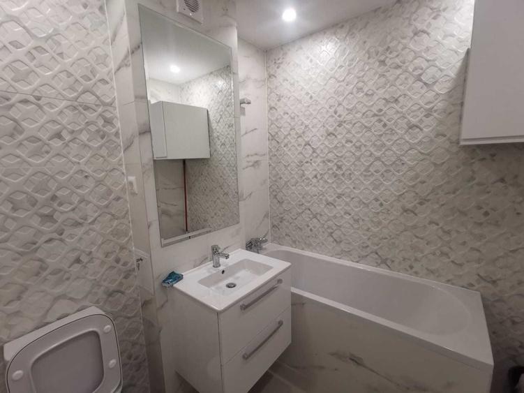 Garsonieră decomandată în Titan