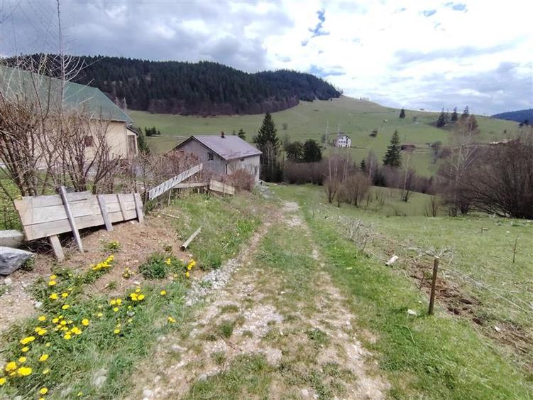 Teren Construcții intravilan de 1336 mp, în Izvoru Mureșului