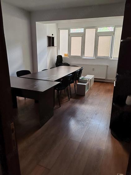 Apartament cu 4 camere semidecomandat în Central