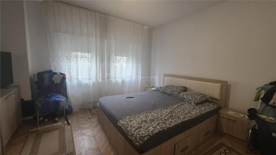 Apartament cu 4 camere decomandat în Central