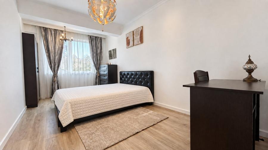 Apartament cu 3 camere decomandat, mobilat în Iancu Nicolae