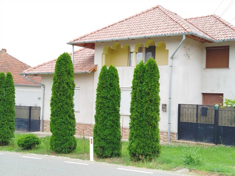 Casă cu 3 camere decomandat în Cuied