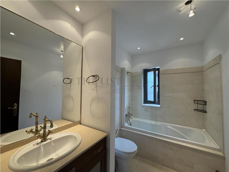 Duplex cu 8 camere cu Teren 250 Mp în Iancu Nicolae