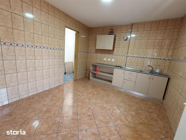 Casă cu 5 camere cu Teren 225 Mp în Moșilor