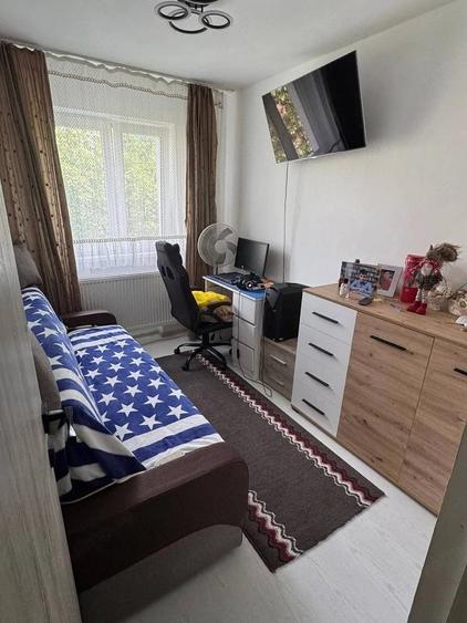 Apartament cu 3 camere semidecomandat, mobilat în Electroprecizia