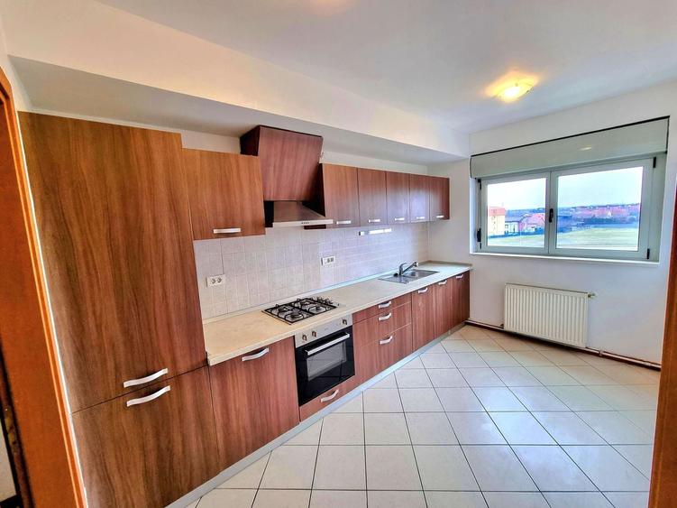 Apartament cu 3 camere decomandat, mobilat în Torontalului
