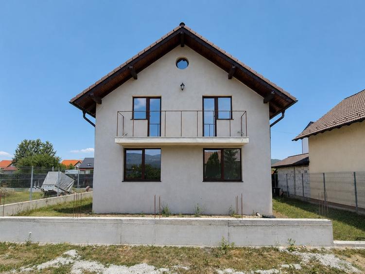 Casă individuală cu 4 camere cu Teren 300 Mp în Exterior Sud