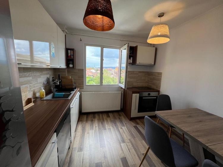 Apartament cu 3 camere decomandat în Central