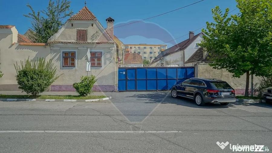 Casă cu 9 camere cu Teren 1236 Mp în Central
