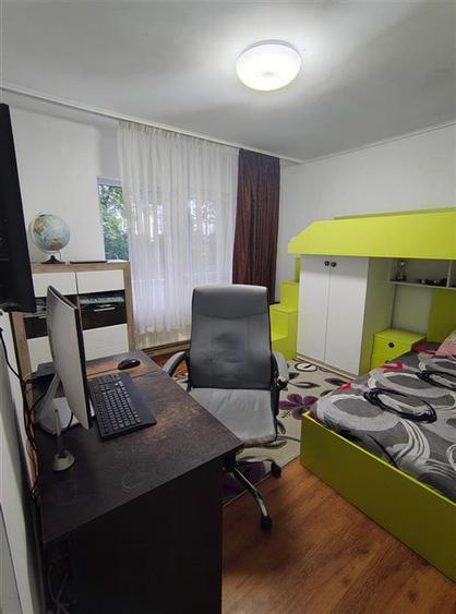 Apartament cu 3 camere decomandat în Nicolina