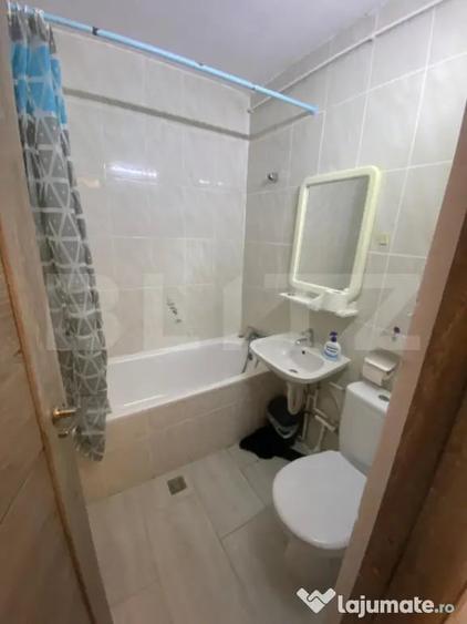 Apartament cu 5 camere decomandat în Micro 3