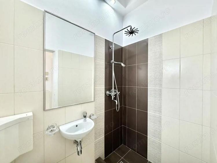 Apartament cu 4 camere semidecomandat, mobilat în Romană