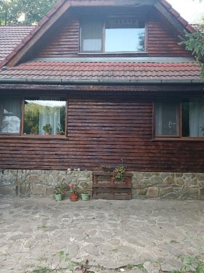 Casă cu 5 camere cu Teren 6500 Mp în Izvoarele