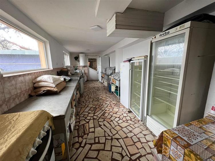 Spațiu comercial, de 216 mp, în Jorăști
