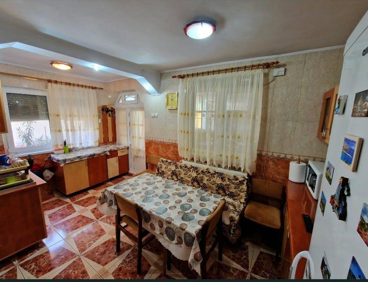 Casă individuală cu 5 camere cu Canalizare în Central
