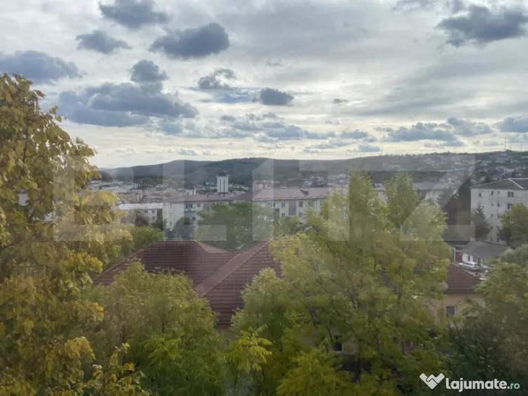 Apartament cu 2 camere semidecomandat, mobilat în Central