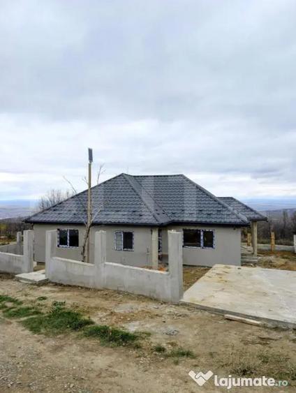 Casă cu 4 camere cu Teren 500 Mp în Păun