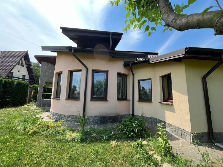 Casă individuală cu 8 camere cu Canalizare în Breaza