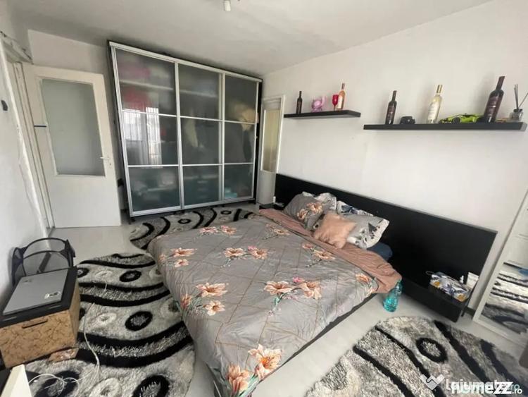 Apartament cu 3 camere semidecomandat în Calea București