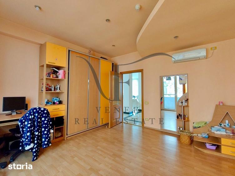 Casă cu 8 camere cu Teren 445 Mp în Primăverii