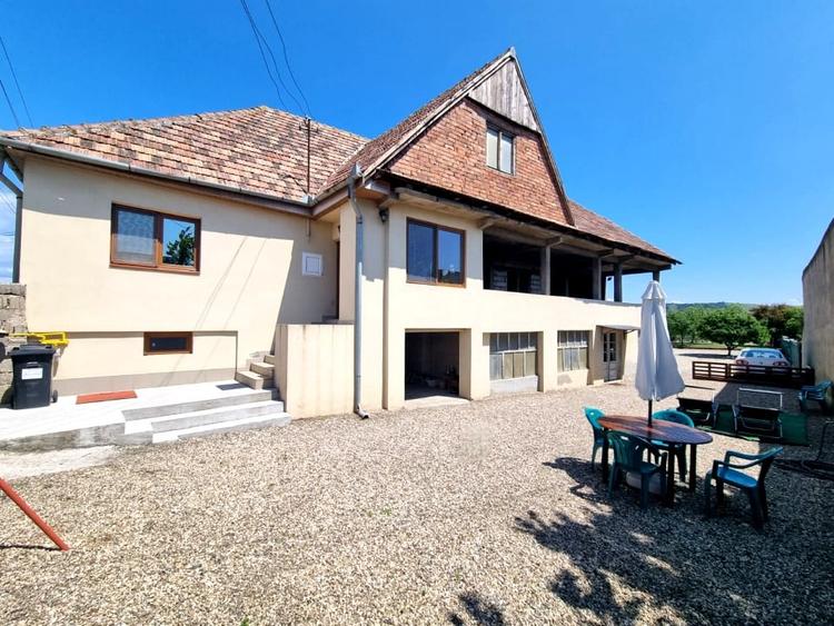 Casă individuală cu 10 camere cu Garaj în Lancrăm