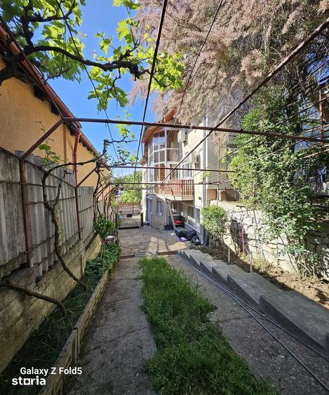 Casă cu 9 camere cu Teren 989 Mp în Oncea