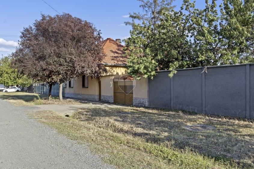Casă individuală cu 4 camere cu Teren 1371 Mp în Central