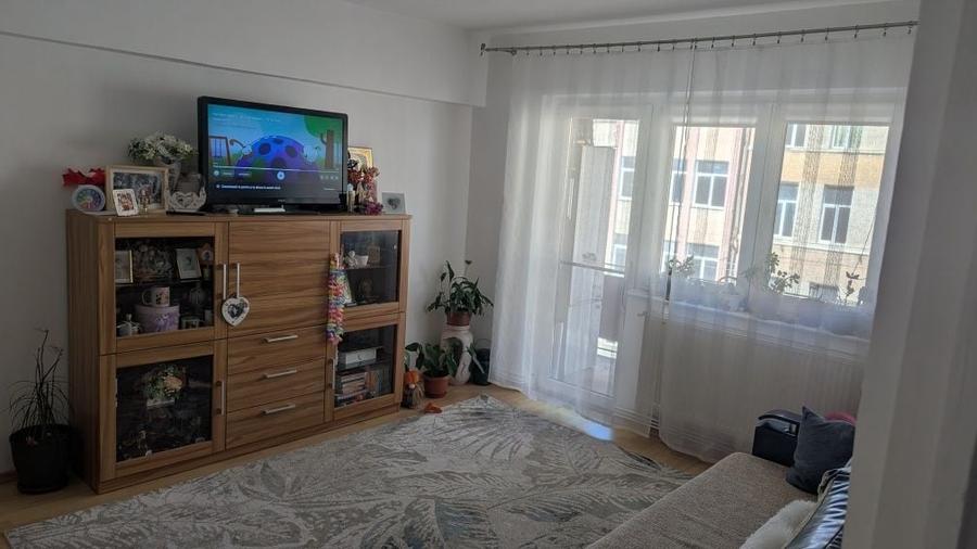 Apartament cu 3 camere semidecomandat în Central