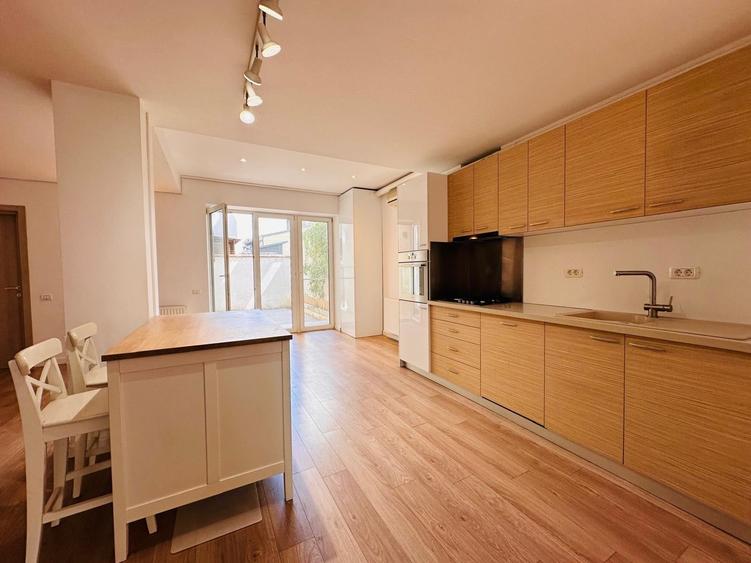 Apartament cu 4 camere semidecomandat în Dorobanți