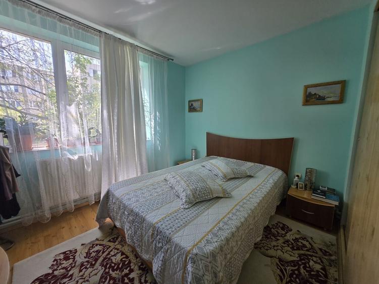 Apartament cu 3 camere decomandat, mobilat în Far