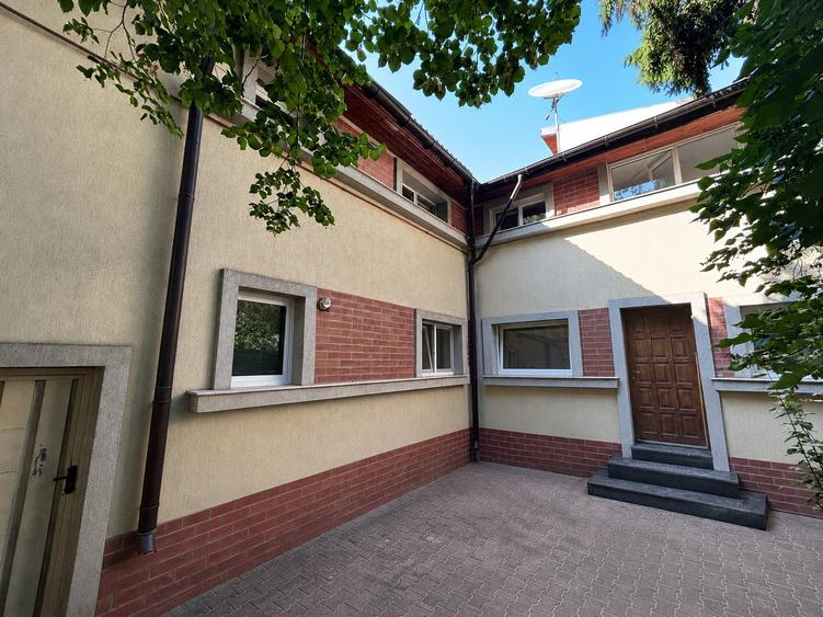 Casă individuală cu 5 camere cu Canalizare în Bucur Obor