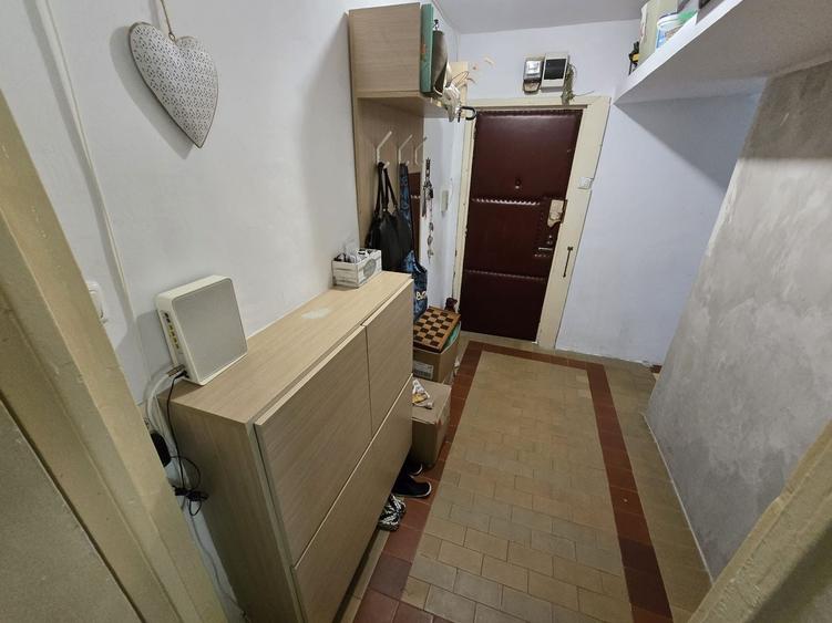 Apartament cu 3 camere semidecomandat, mobilat în Girocului