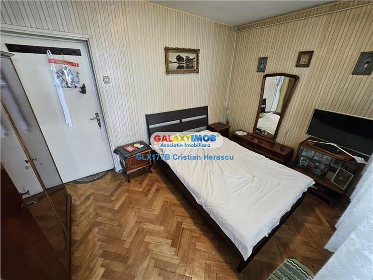 Apartament cu 3 camere semidecomandat, mobilat în Central