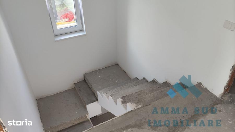 Casă cu 10 camere cu Teren 700 Mp în Furnica