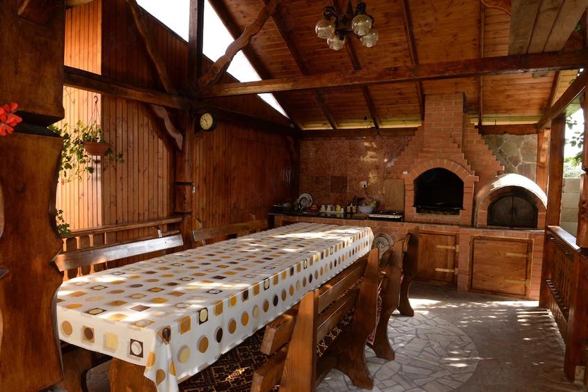 Casă cu 8 camere cu Teren 1200 Mp în Sânmartin