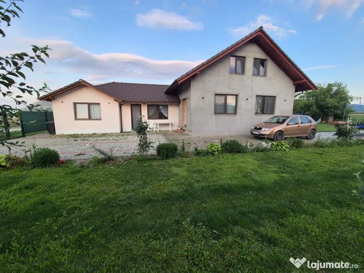 Casă cu 7 camere cu Teren 820 Mp în Vulcan