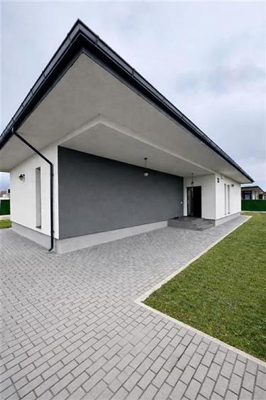 Casă individuală cu 3 camere cu Canalizare în Exterior Est