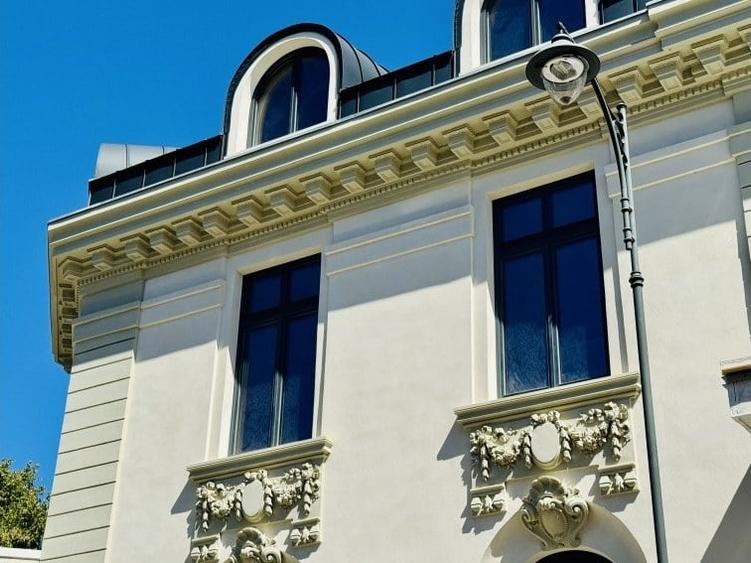 Casă cu 13 camere cu Garaj în Universitate