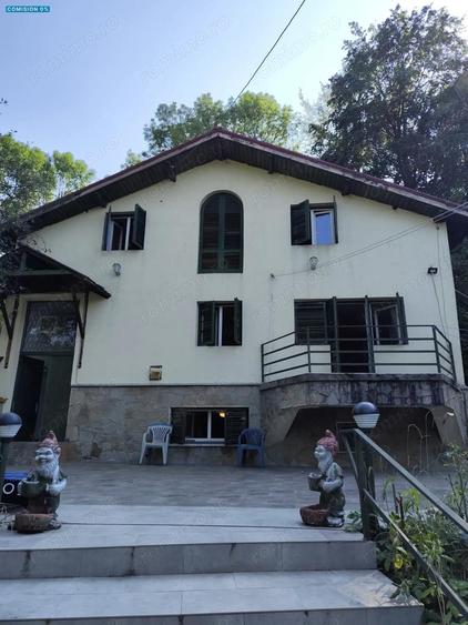 Casă cu 7 camere cu Teren 22000 Mp în Provița de Jos