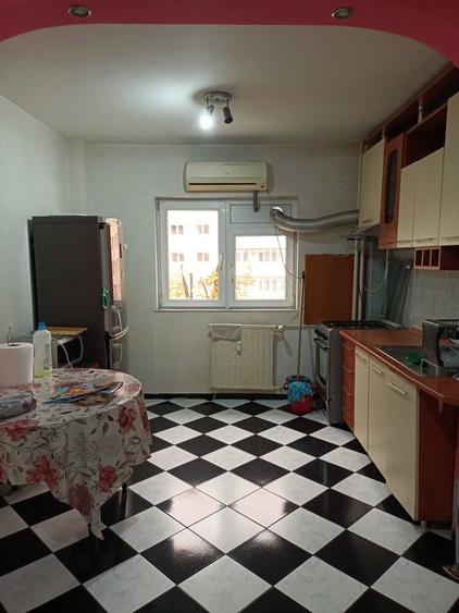 Apartament cu 3 camere semidecomandat în Pantelimon