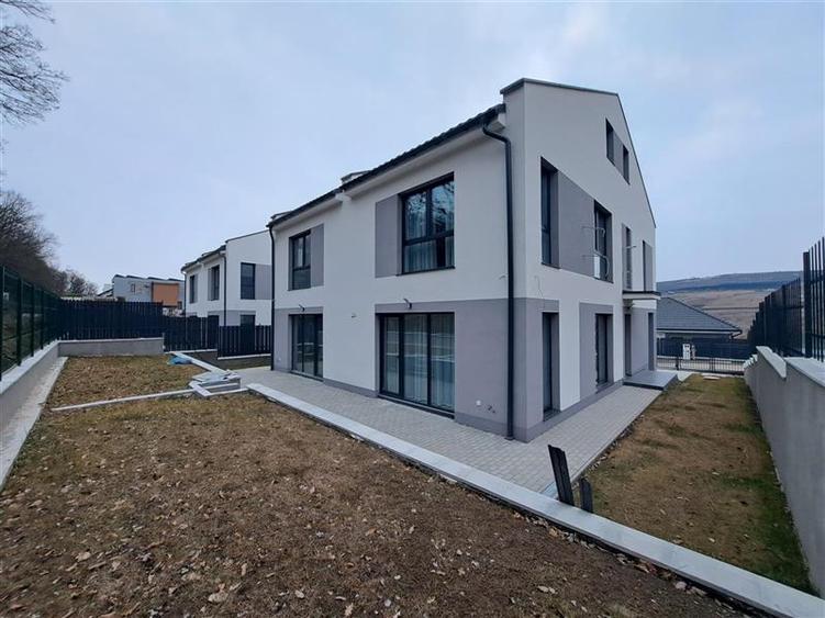 Duplex cu 5 camere cu Canalizare în Exterior Nord