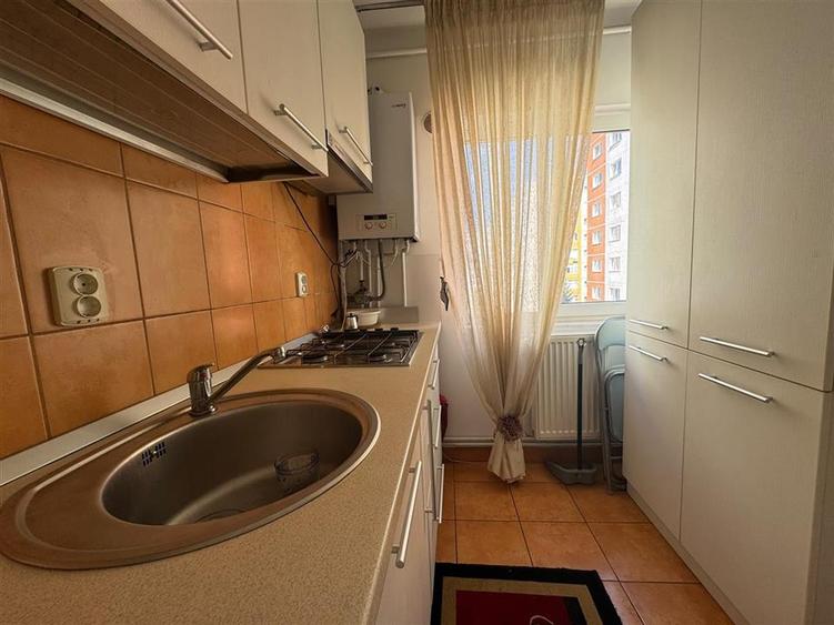 Apartament cu 3 camere decomandat, mobilat în Vasile Aaron