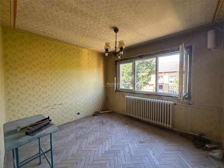 Apartament cu 3 camere semidecomandat în Central