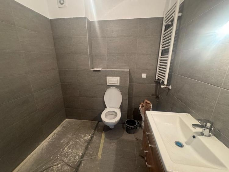 Apartament cu 4 camere semidecomandat în Sud