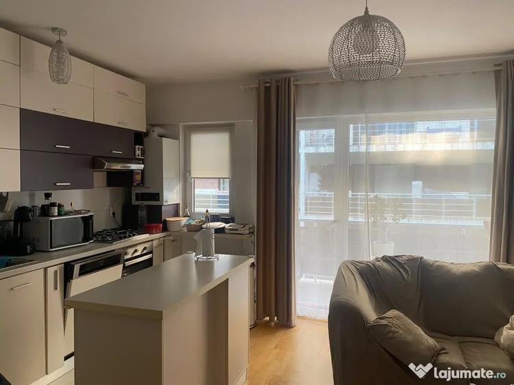 Apartament cu 3 camere semidecomandat în Băneasa